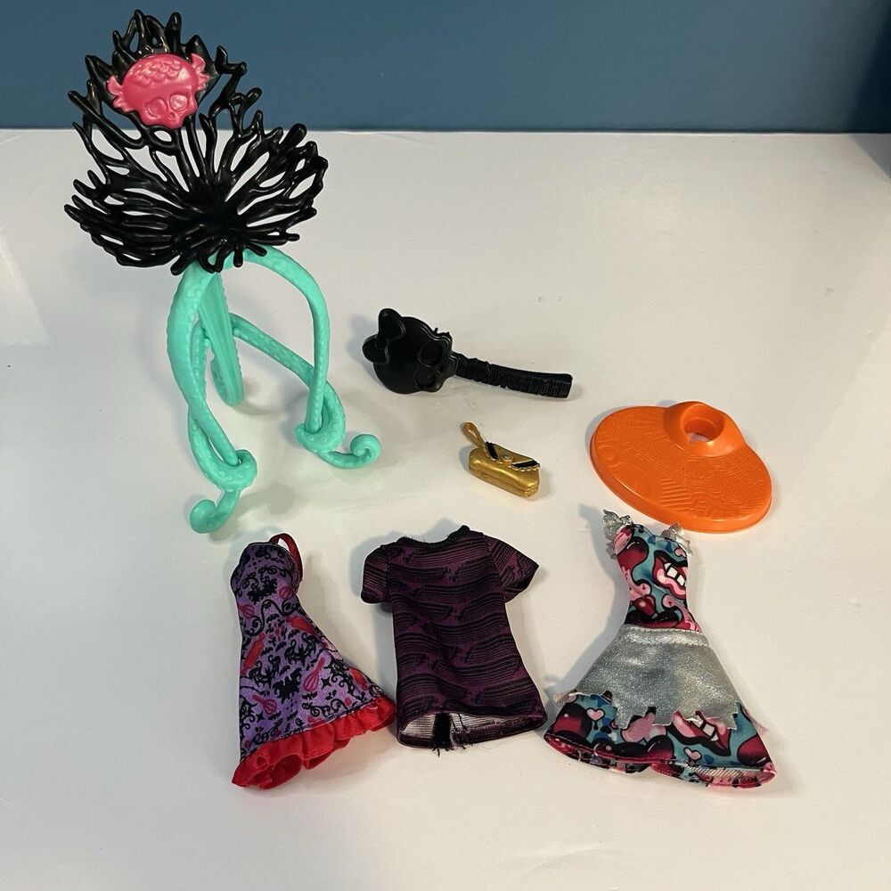 Monster High Mixed Lot of 7 Clothes & Accessories Cleo De Nile Purse & More